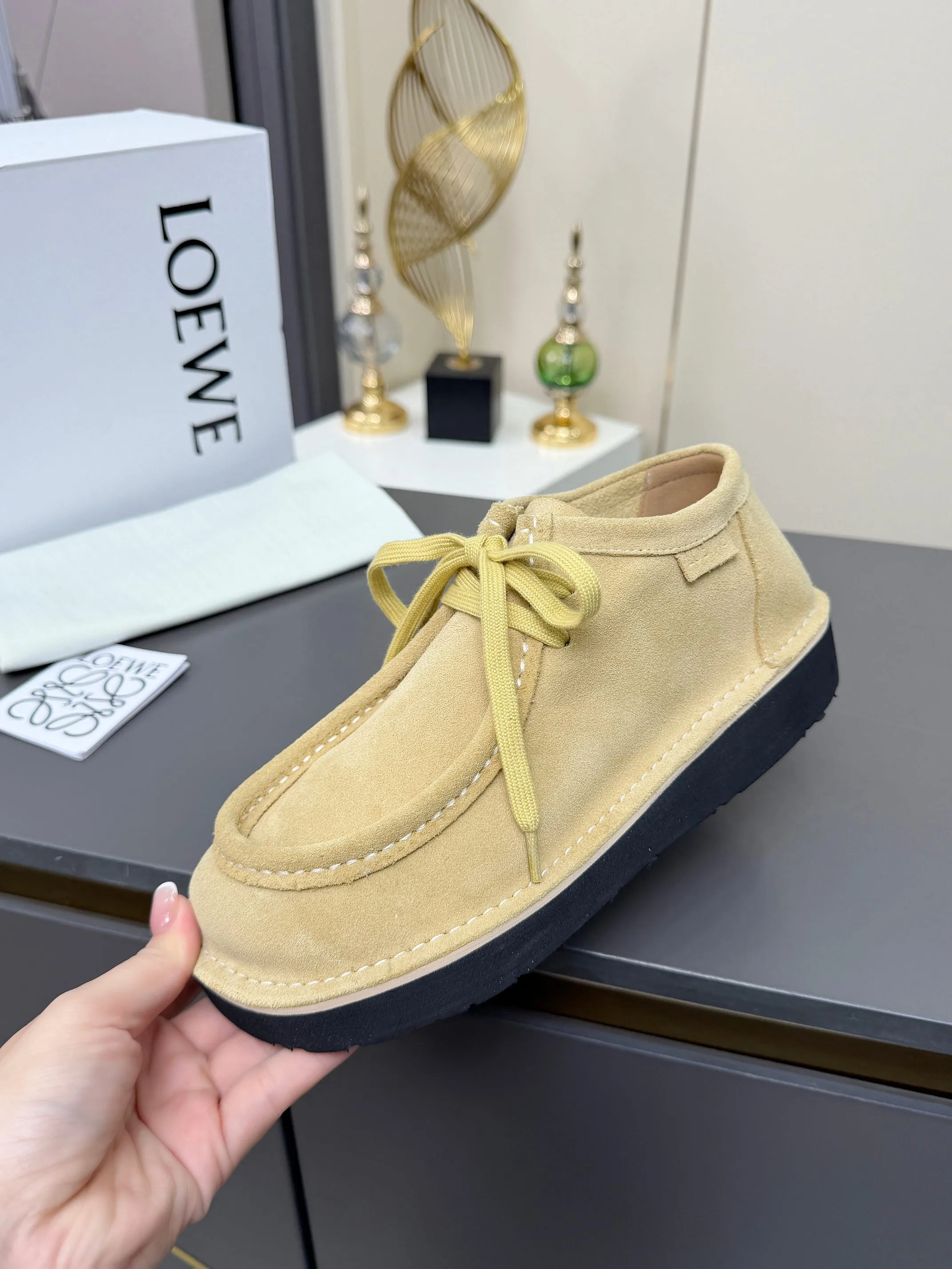 👟👟Ex-factory price 560👟👟 LOEWE·Loewe's latest kangaroo shoes, split cow leather, suede cow leather, thick-soled lace-up casual shoes, lace-up retro British style, from design to texture, allowing you to easily have a high-end luxury wearing experience. The upper is made of imported high-mercerized smooth cow suede. The delicate texture has a natural velvet-like sheen. Every inch exudes low-key sophistication. It is matched with the light-feeling EVA foam outsole. The 3-centimeter heel height is just right. It not only quietly elongates the body shape, but also brings the comfort of walking on the ground! The original version was purchased and developed, and the details are well handled. It is worth owning. It has a unique fashionable and trend-leading style. It is highly recommended to stock up. The shoe style is great, the leather is soft and comfortable, very comfortable on the feet and easy to match. ✦Fabric: imported high mercerized cowhide ✦Lining: no lining ✦Outsole: original EVA foam outsole ✦Number of sizes: women's size: 35#-40# (TT)